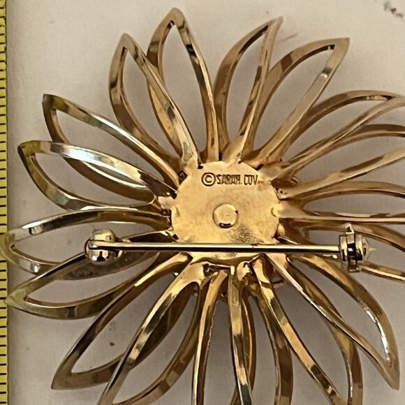 Sarah Coventry Cov Mid Century Gold Tone Flower Brooch Dark Red Rhinestones Pin - Picture 6 of 8
